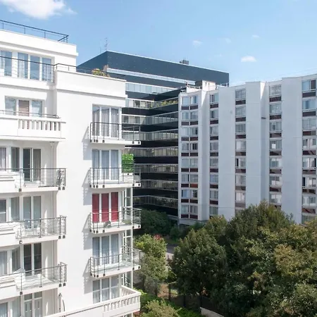 Апартаменты Bright New Studio With Balcony And Parking Исси-ле-Мулино