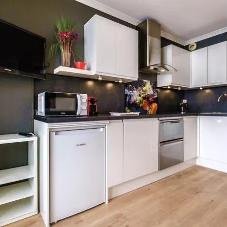 Апартаменты Bright New Studio With Balcony And Parking Исси-ле-Мулино