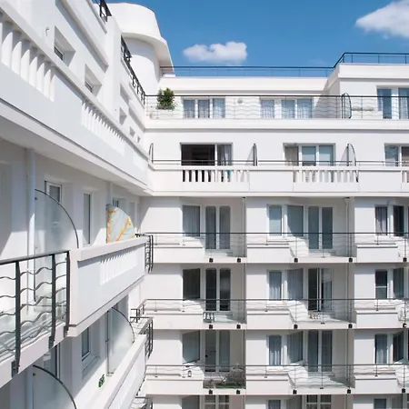 Апартаменты Bright New Studio With Balcony And Parking Исси-ле-Мулино